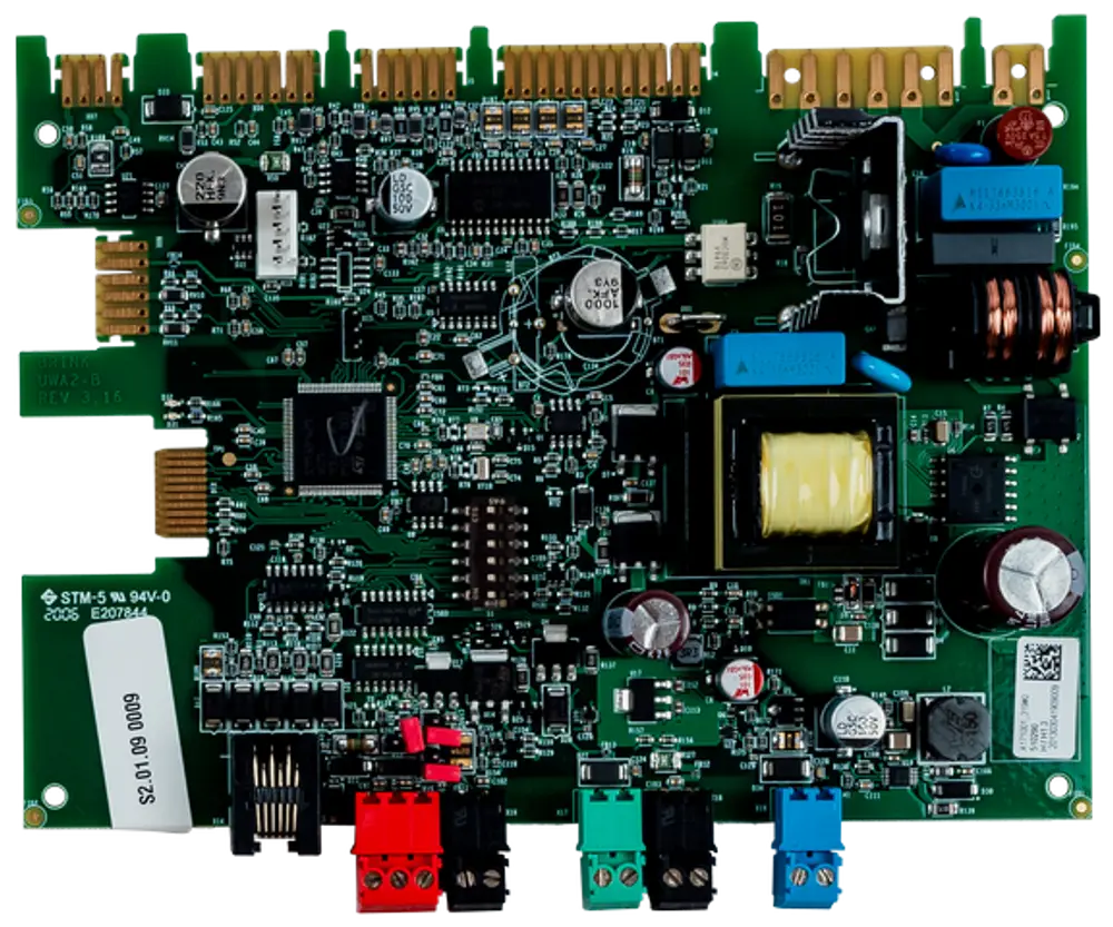 Grüne Leiterplatte mit elektronischen Komponenten und Anschlussmöglichkeiten, hergestellt von Wolf. Nutzbar in technologischen Anwendungen.